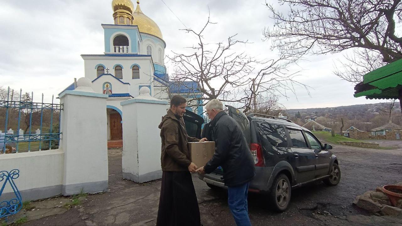 Погрузка помощи от Ставропольской епархии Ровеньковской епархии