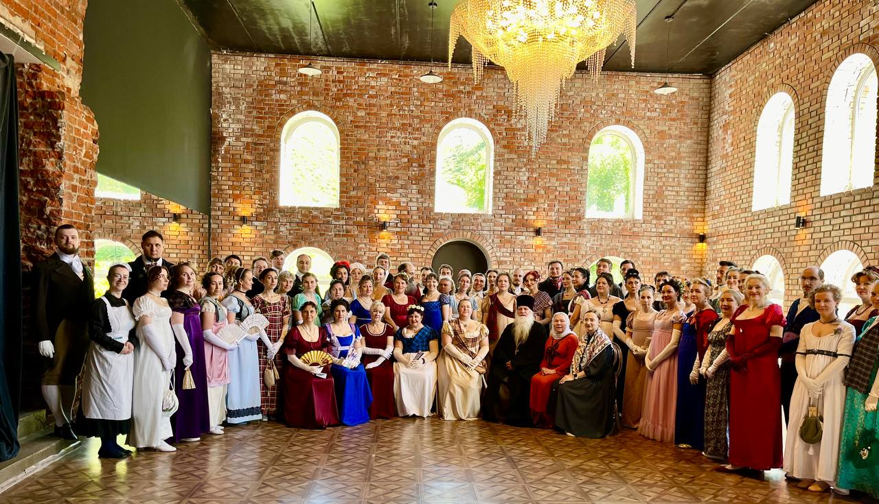 Участники бала, организованного центром в честь святого благоверного князя Петра и княгини Февронии Нижегородской епархии