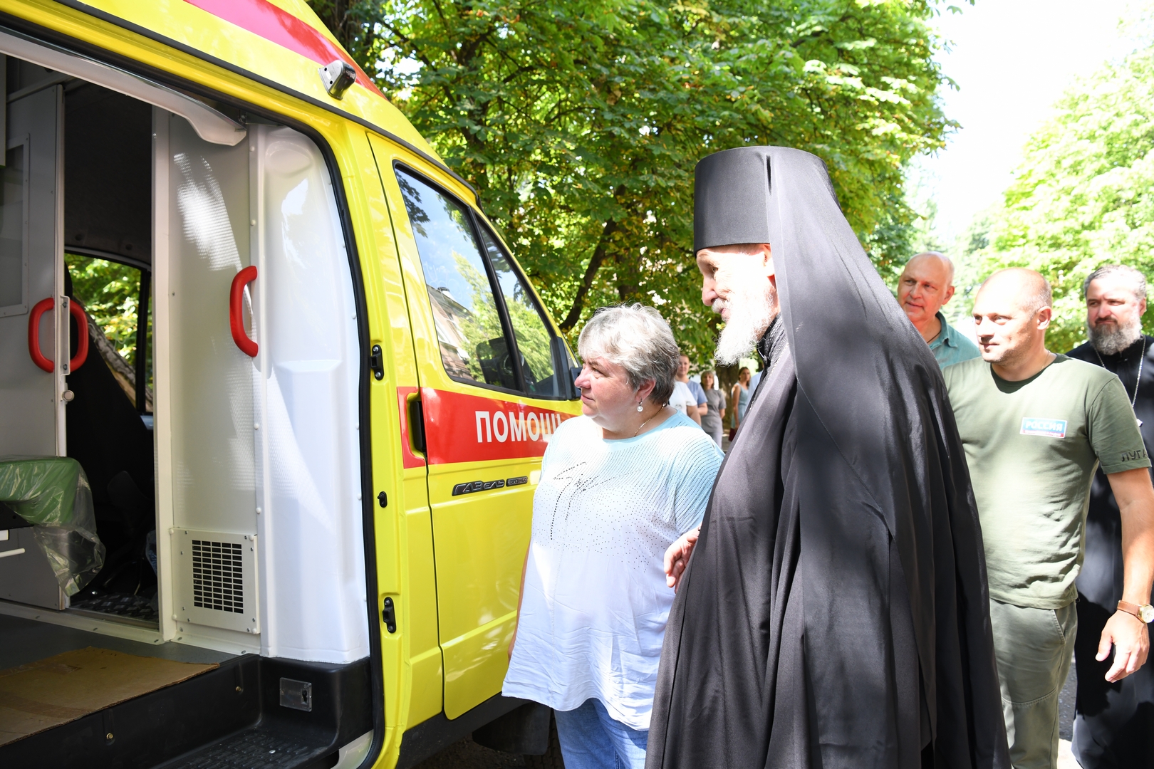 Епископ Балашихинский и Орехово-Зуевский Николай передает реанимационный автомобиль центру экстренной помощи в Луганске