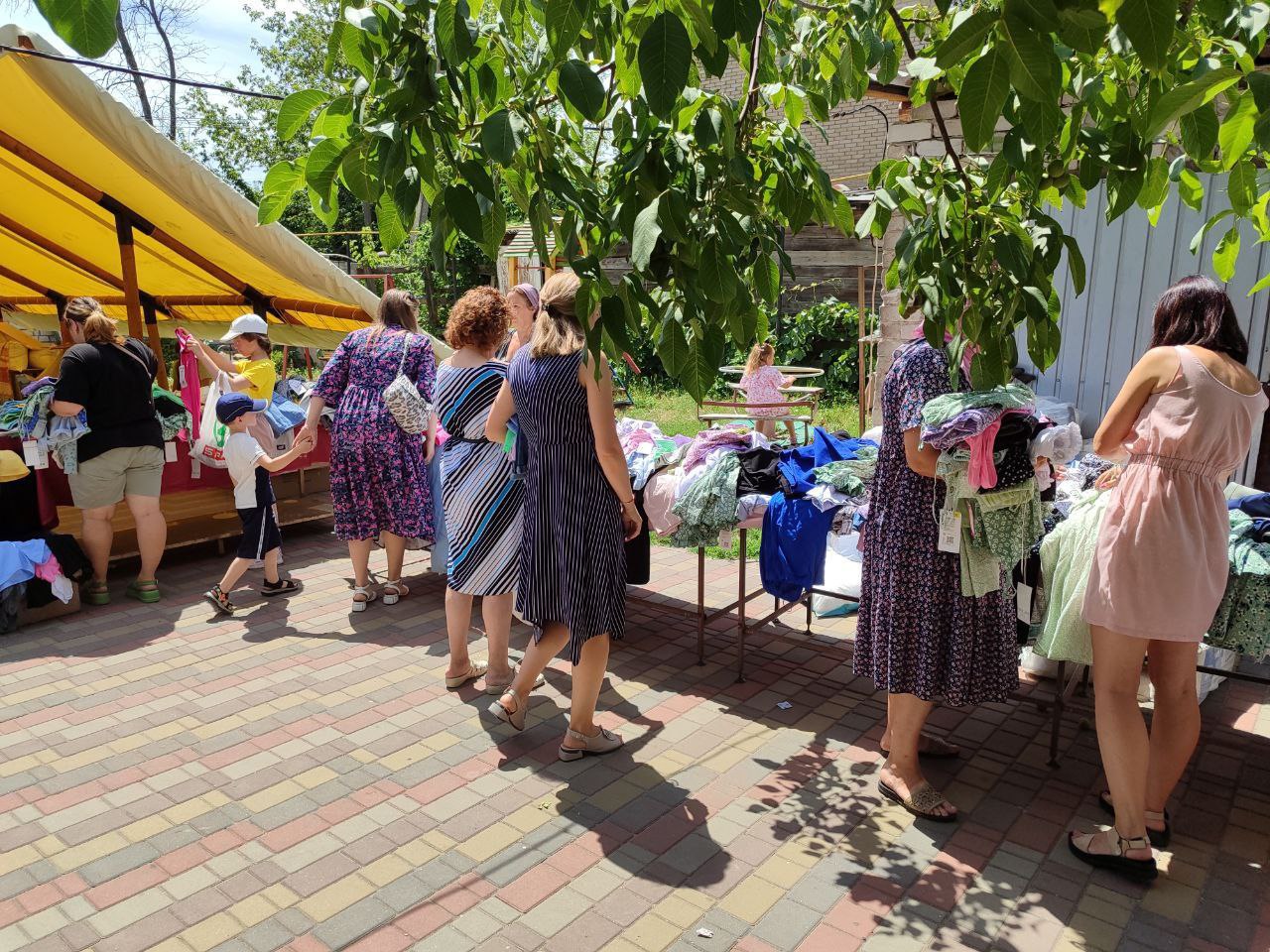 Передача одежды детям от службы «Милосердие Лисичанск»