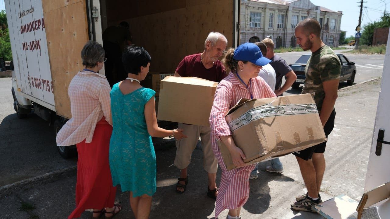 Передача гуманитарной помощи для жителей Донбасса от службы «Милосердие-на-Дону»