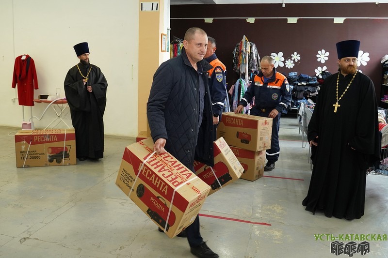 Представители церковного центра «Шаг навстречу» передают оборудование Усть-Катавскому поисково-спасательному отряду и администрации села Орловка. Фото: сайт газеты «Усть-Катавская неделя»