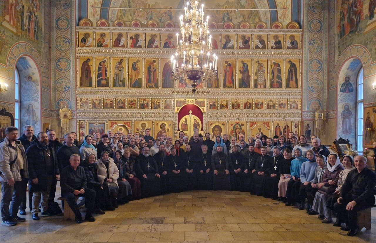 Участники встречи добровольцев, помогающих в зоне конфликта 