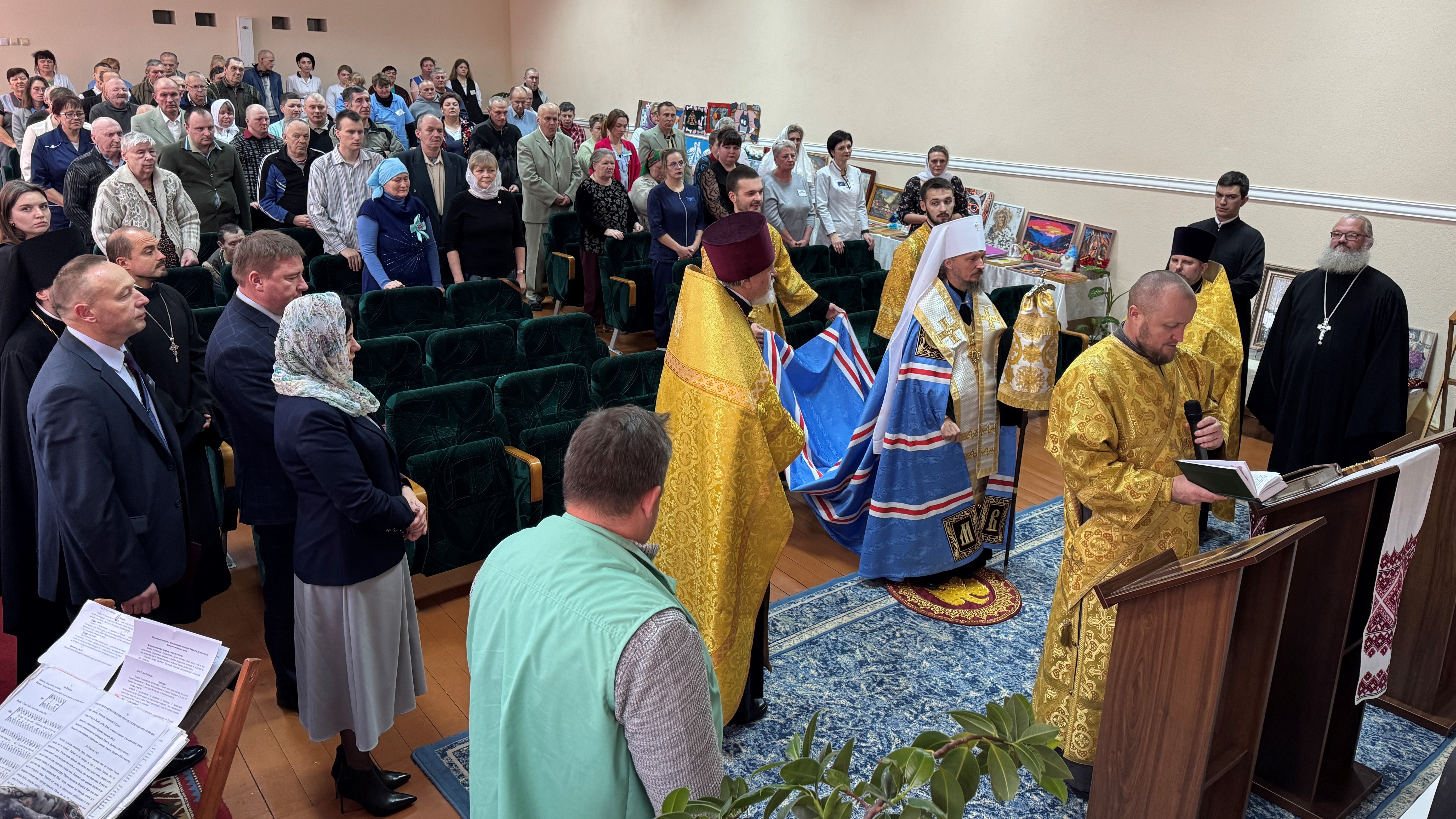 Митрополит Вениамин совершает молебен в социальном пансионате. Фото: официальный сайт Белорусской Православной Церкви