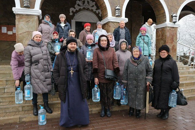 Жители Горловки, получившие питьевую воду