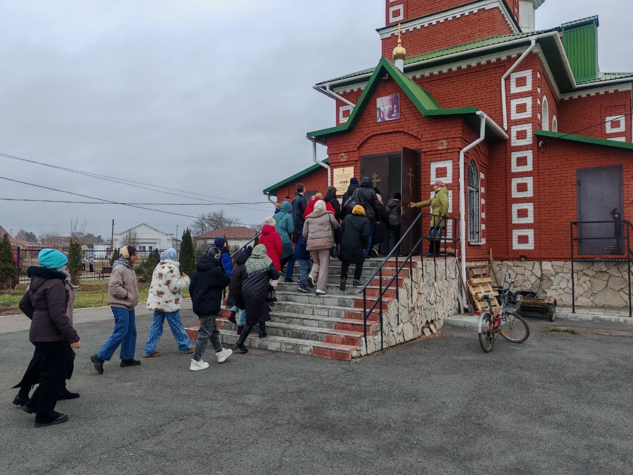 Участники поездки в храме в честь Введения во храм Пресвятой Богородицы села Красный Яр