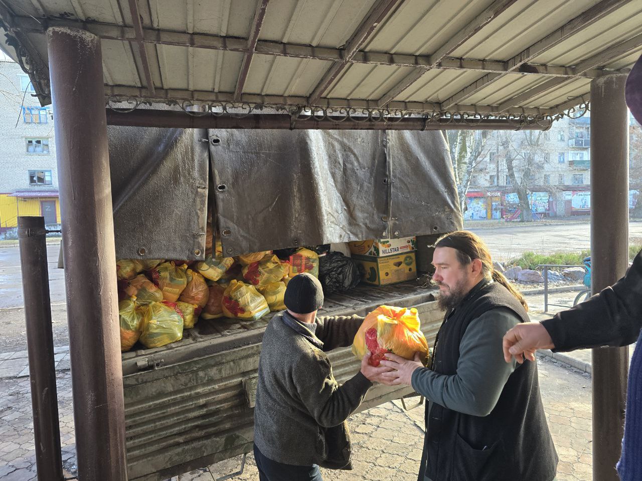 Разгрузка гуманитарной помощи для жителей Кураховского района