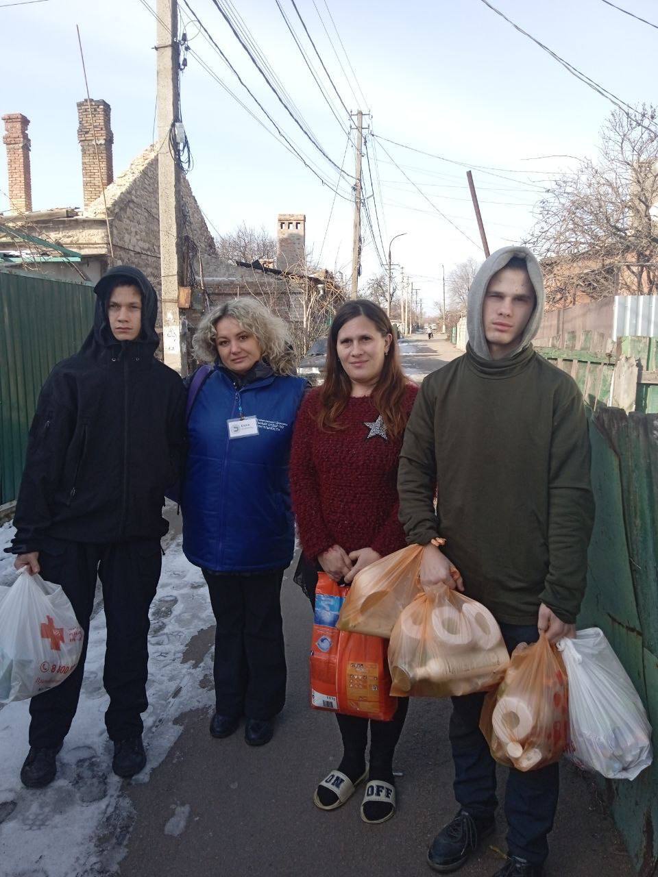 Передача гуманитарной помощи пострадавшим мирным жителям в Мариуполе